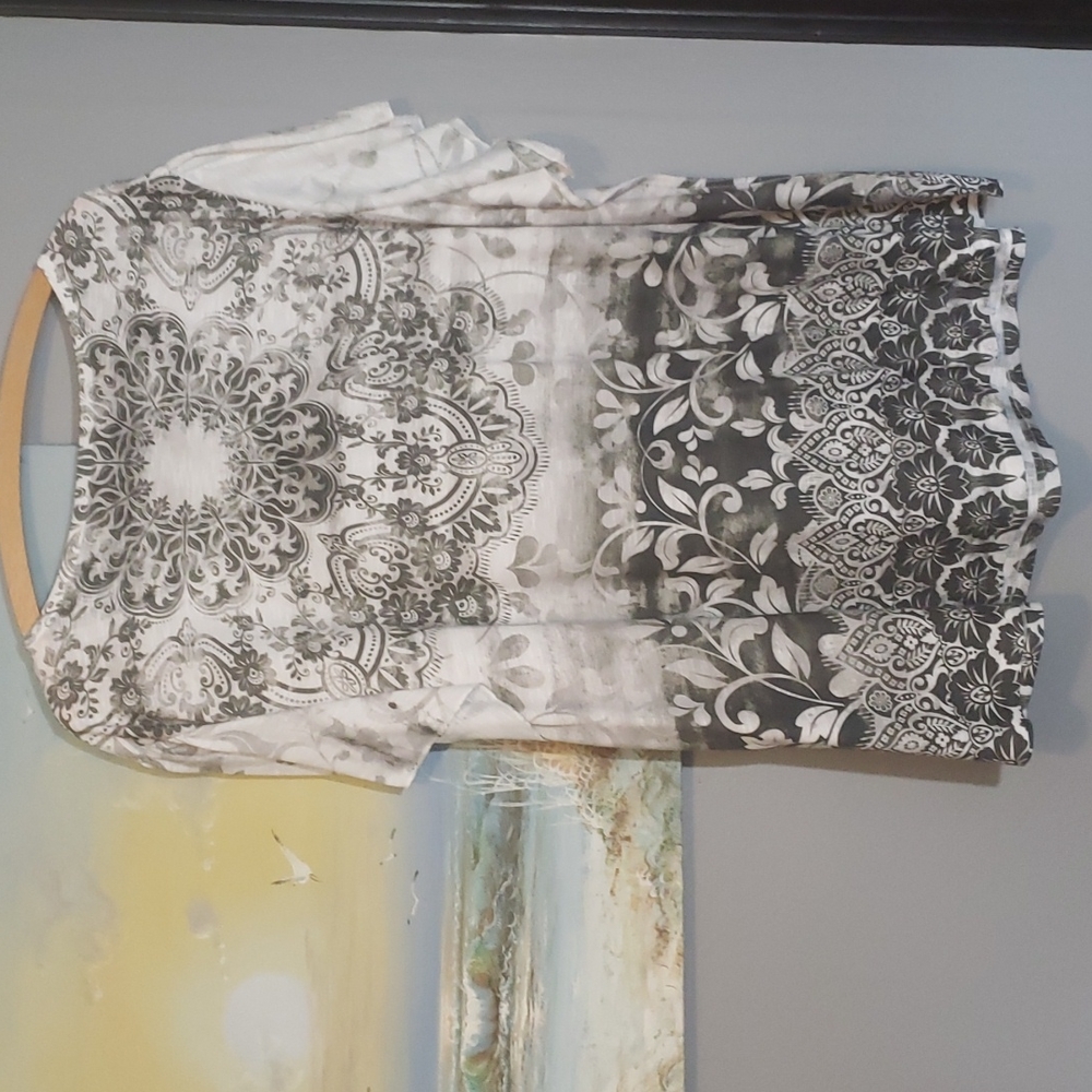 Davina 3X top with short flowy sleeves - Picture 2 of 10